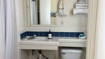 Habitación clásica | Baño | Regadera, amenidades de baño gratuitas, toallas, jabón