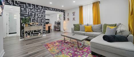 Departamento Confort | Área de sala de estar | Smart TV de 32 pulgadas con canales por cable