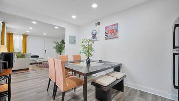 Comfort Apartment | Dining room