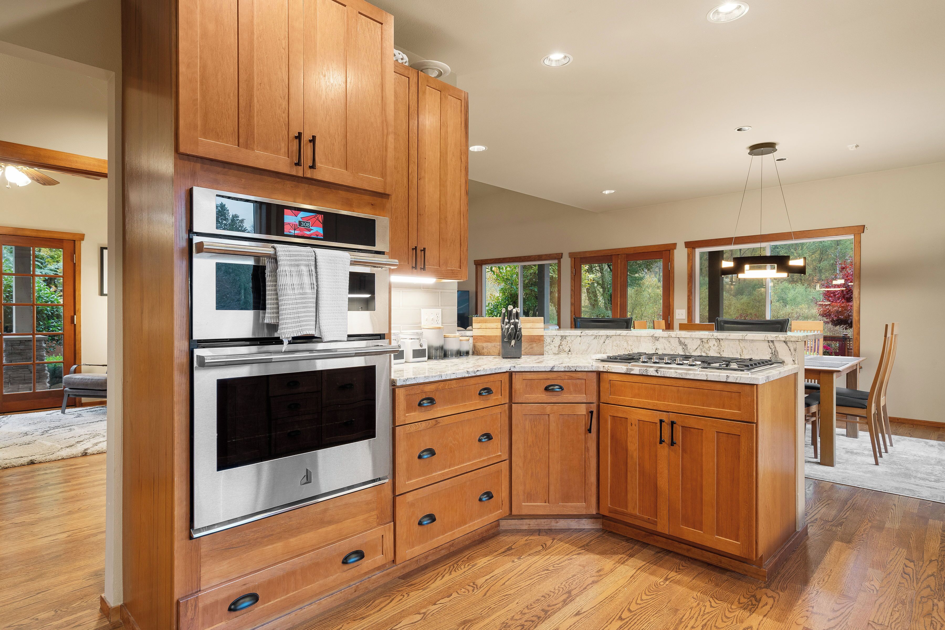 雪櫃、微波爐、焗爐、爐具