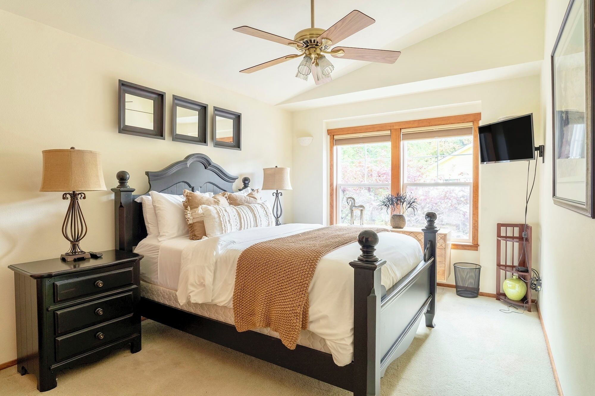 4 makuuhuonetta, työpöytä, silitysrauta/-lauta, ilmainen Wi-Fi