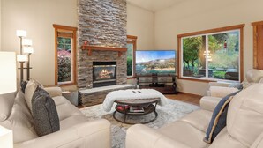 Smart TV, fireplace, books - Poppyrosa Estate with mountain views minutes from Seattle, Bellevue, Sea-Tac (Issaquah)