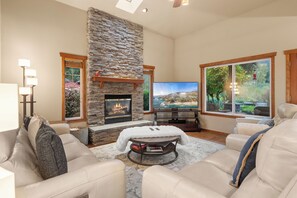 Televisor intel·ligent, llar de foc i llibres 