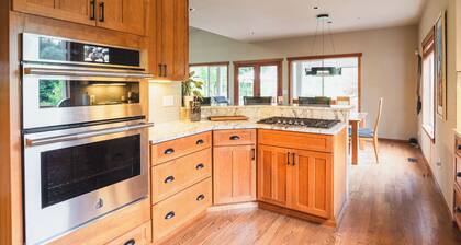 Poppyrosa Estate with mountain views minutes from Seattle, Bellevue, Sea-Tac