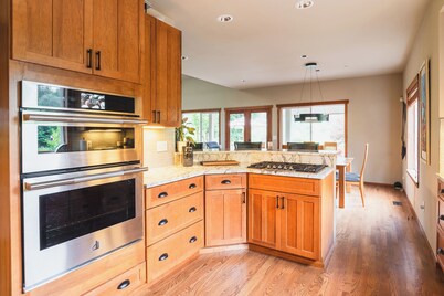 Poppyrosa Estate with mountain views minutes from Seattle, Bellevue, Sea-Tac