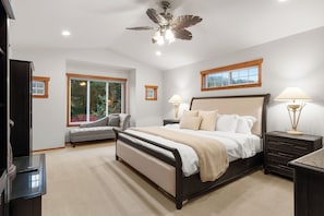 4 bedrooms, desk, iron/ironing board, free WiFi - Poppyrosa Estate with mountain views minutes from Seattle, Bellevue, Sea-Tac (Issaquah)