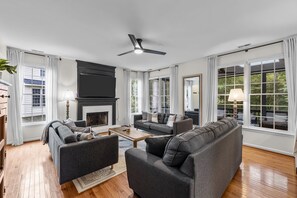 Älytelevisio, takka, kirjoja, työhuone