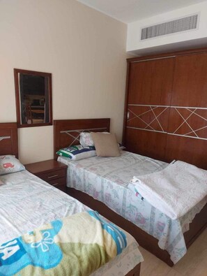 2 عدّة غرف نوم ومكواة/لوح كي وواي فاي وملاءات أسرّة