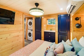 1 bedroom, desk, WiFi, bed sheets