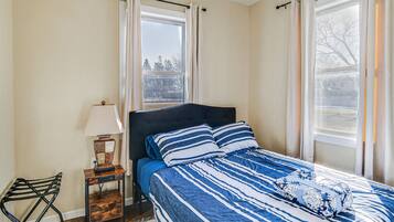 2 Schlafzimmer, Schreibtisch, Bügeleisen/Bügelbrett, WLAN