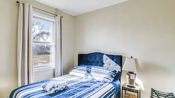 2 bedrooms, desk, iron/ironing board, WiFi