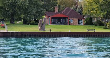 Riverfront home 4 Beds/2 baths and walking distance to downtown.