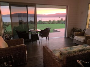 30-inch flat-screen TV with premium TV channels, heated floors - The Matarangi B & B (Matarangi)