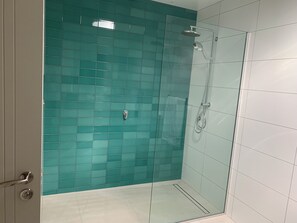Dusche, Regendusche, Haartrockner, Bademäntel