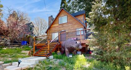 Mountain-view cabin with fireplace, outdoor dining, firepit & wraparound deck