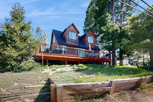 Mountain-view cabin with fireplace, outdoor dining, firepit & wraparound deck