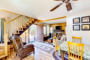 Televisión, chimenea y libros