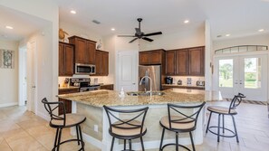 Een koelkast, een microgolfoven, een oven, een kookplaat