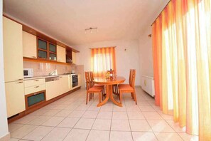 Fridge, oven, stovetop, dishwasher - Holiday flat with a beautiful view (Okrug Gornji)