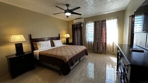 2 Schlafzimmer, Schreibtisch, Bügeleisen/Bügelbrett, Reisekinderbett