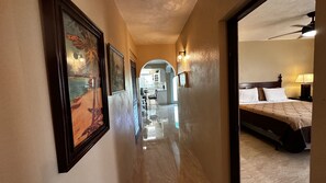 2 chambres, bureau, fer et planche à repasser, lit parapluie