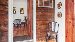 Un intérieur en bois comprenant un coin repas, une chaise et une table.