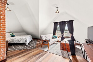 5 bedrooms, iron/ironing board, WiFi, bed sheets