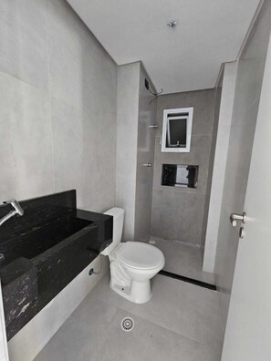 Chuveiro, secador de cabelo, toalhas de banho 