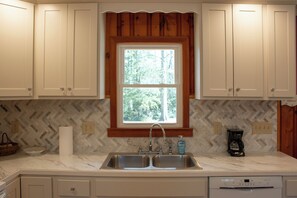 Fridge, microwave, oven, stovetop - Quaint Knotty Pine - tranquil getaway (Shermans Dale)