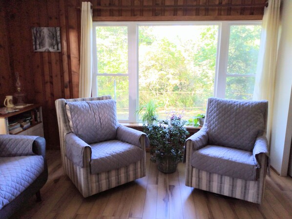 Smart TV, books - Quaint Knotty Pine - tranquil getaway (Shermans Dale)