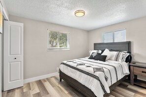 2 室のベッドルーム、デスク、アイロン / アイロン台、WiFi