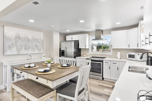 Remodeled  and Furnished Home/Near Stores/6 guests