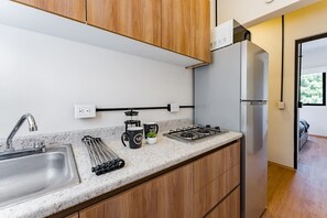 Refrigerador, microondas, cafetera y tetera y utensilios de cocina