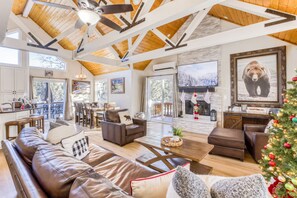 スマートテレビ、暖炉、テレビゲーム、DVD プレーヤー