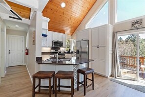 Fridge, microwave, oven, stovetop - LUXE Cabin | EV Charger • HotTub • FirePit • Games (Big Bear Lake)