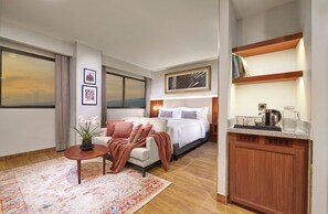 Junior Suite | Bộ đồ giường cao cấp, két bảo mật tại phòng, bàn, phòng cách âm 