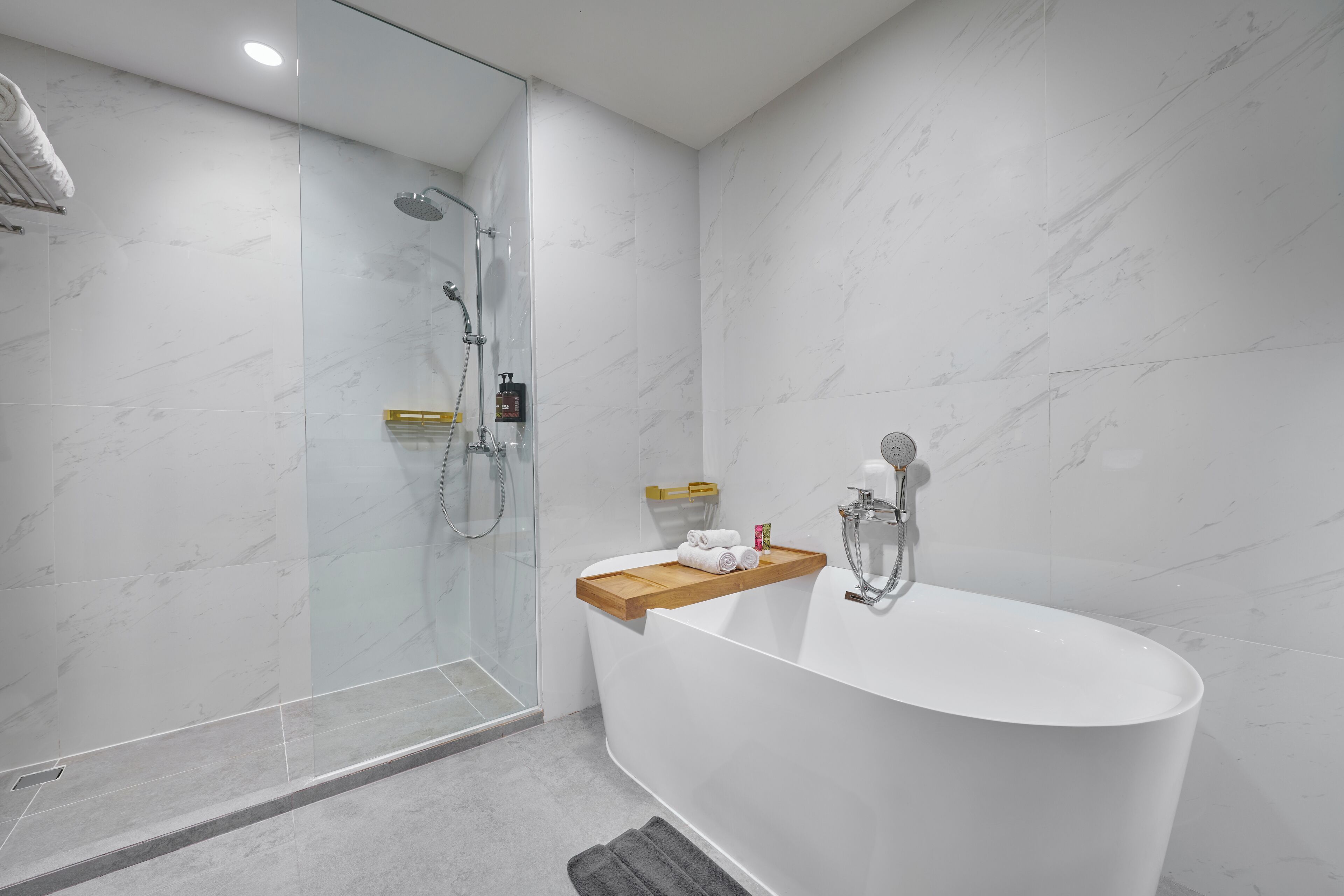 Penthouse | Bathroom | Shower, rainfall showerhead, hair dryer, towels