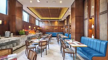 بوفيه فطور يوميًا بتكلفة قدرها (125000 IDR للشخص)