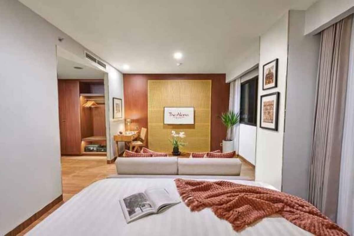 Premium bedding, in-room safe, desk, soundproofing