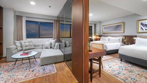 Family Suite | Ruang tamu | TV LED, pembesar suara pintar 