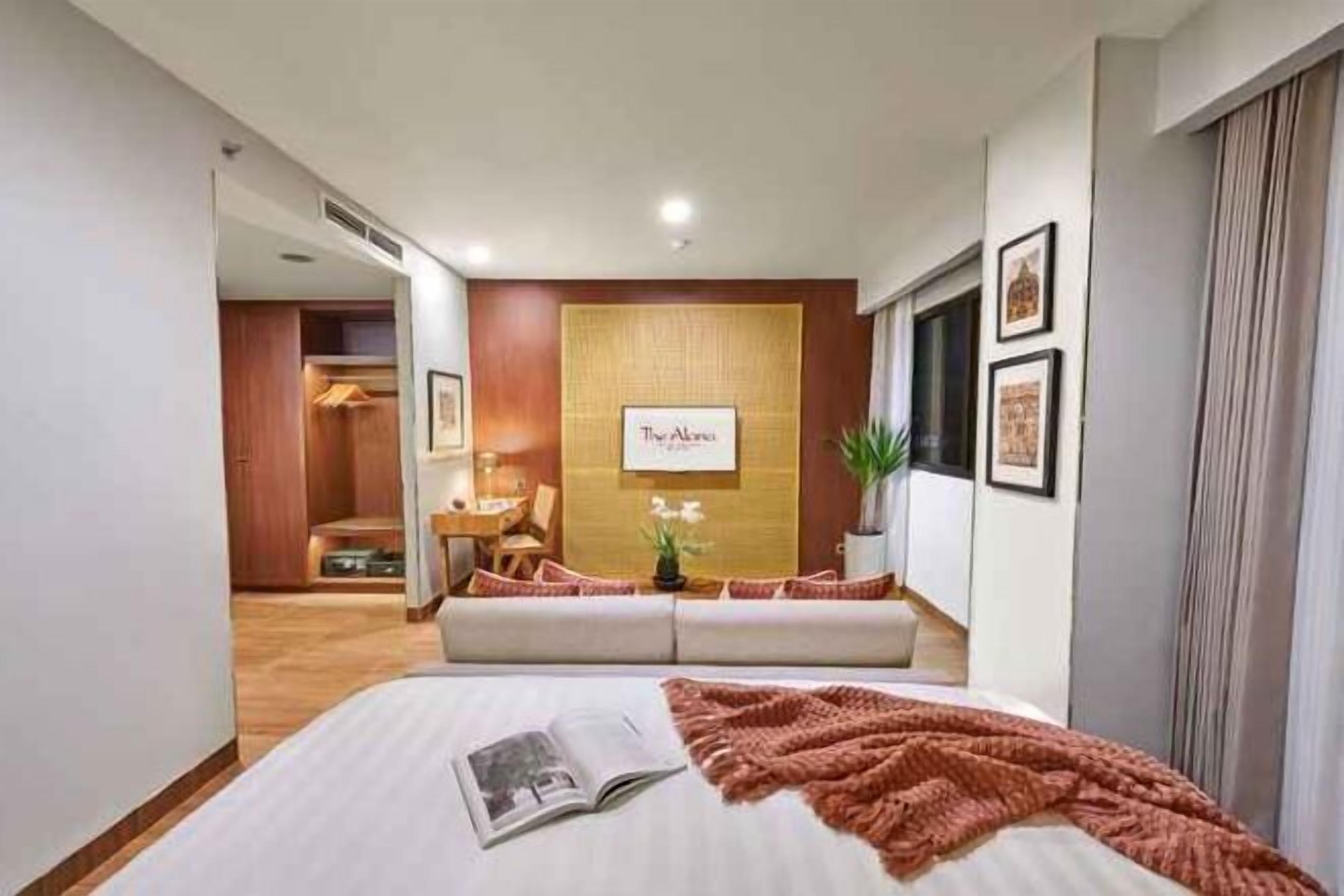 Ylelliset vuodevaatteet, tallelokero huoneessa, työpöytä, äänieristys