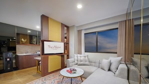 Family Suite | Ruang tamu | TV LED, pembesar suara pintar 