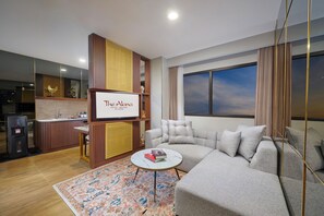Family Suite | Living area | LED TV, smart speakers - The Alana Hotel Malang (Malang)