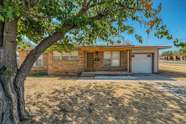 Exterior - Keep it simple at this peaceful and centrally located house. (Granbury)
