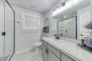 Shower, towels, shampoo, toilet paper - Keep it simple at this peaceful and centrally located house. (Granbury)