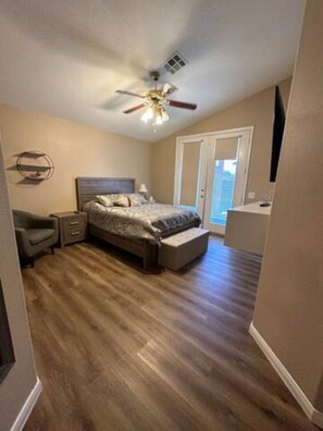 3 habitaciones, tabla de planchar con plancha, wifi y ropa de cama