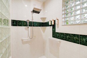 Dusche, Haartrockner, Handtücher, Seife