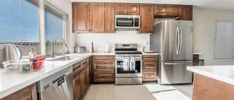 Frigorífico, microondas, horno y placa de cocina