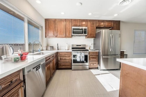 15min from strip 3bdrm 2bath