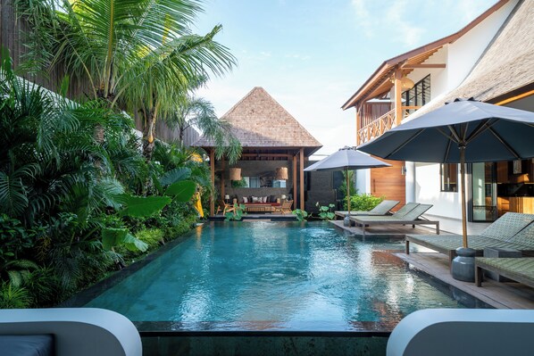 Outdoor pool, pool loungers - Villa Nusantara 6 by Alfred in Bali (Canggu)